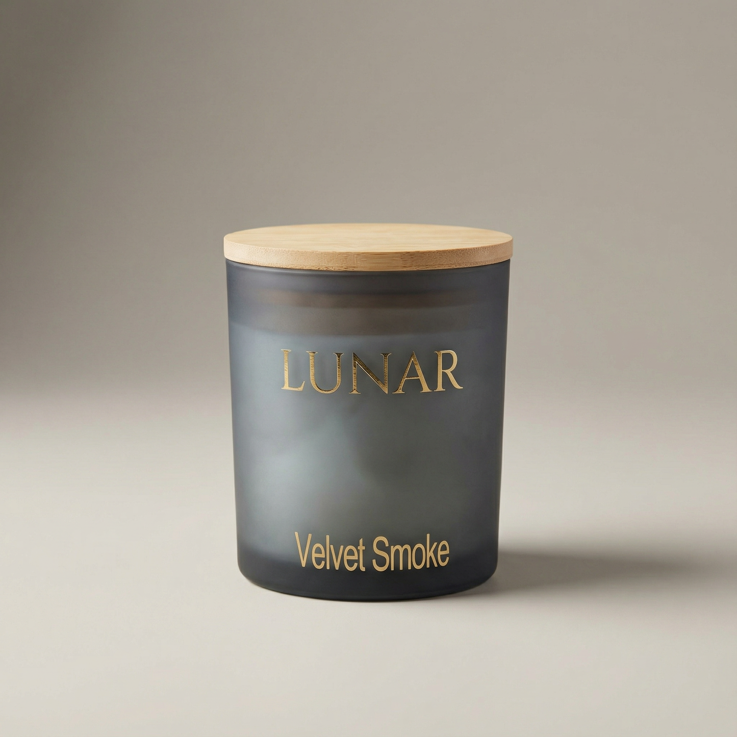 Αρωματικό κερί LUNAR Velvet Smoke σε Γκρι frost ποτήρι με ξύλινο καπάκι και ξύλινο φυτίλι – premium home fragrance and gifts