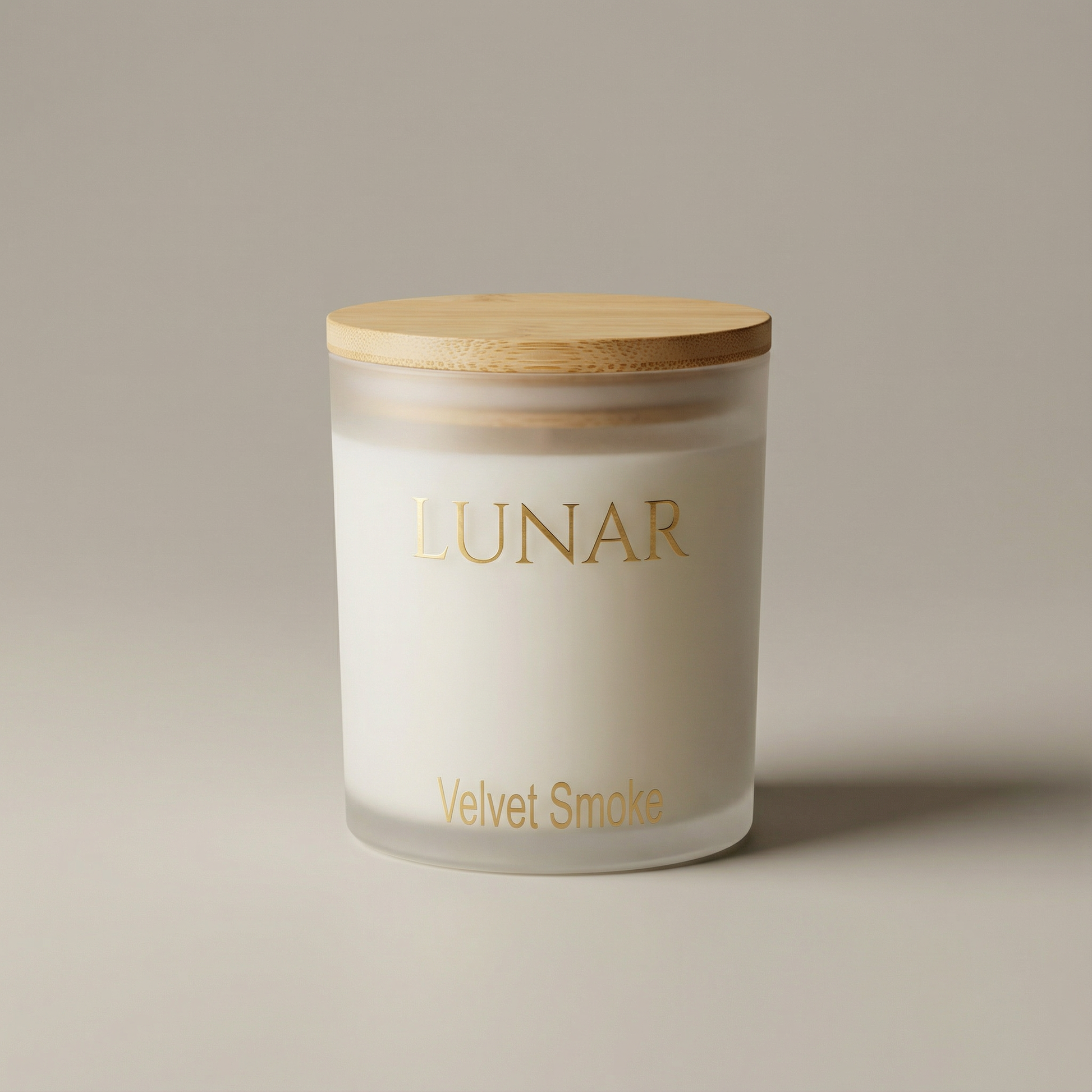 Αρωματικό κερί LUNAR Velvet Smoke σε άσπρο frost ποτήρι με ξύλινο καπάκι και ξύλινο φυτίλι – premium home fragrance and gifts