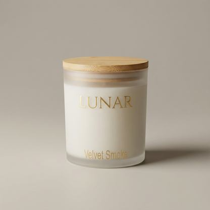 Αρωματικό κερί LUNAR Velvet Smoke σε άσπρο frost ποτήρι με ξύλινο καπάκι και ξύλινο φυτίλι – premium home fragrance and gifts