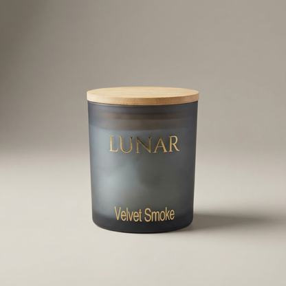 Αρωματικό κερί LUNAR Velvet Smoke σε Γκρι frost ποτήρι με ξύλινο καπάκι και ξύλινο φυτίλι – premium home fragrance and gifts